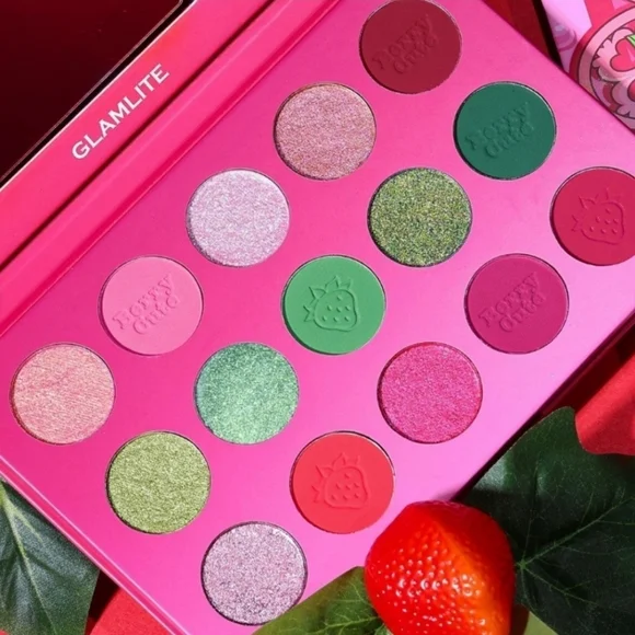 STRAWBERRY SHORTCAKE X GLAMLITE EYESHADOW PALETTE - Picture 5 of 7